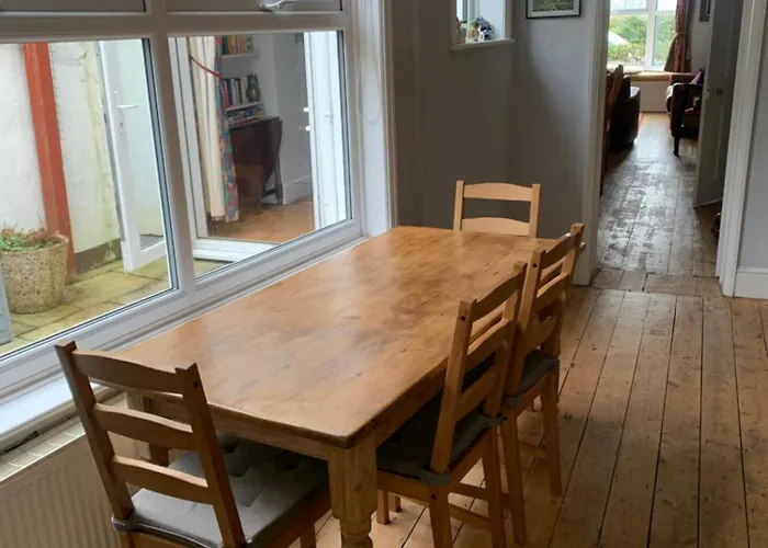 Large Character Home, Hot Tub, Beach 5 Min Walk