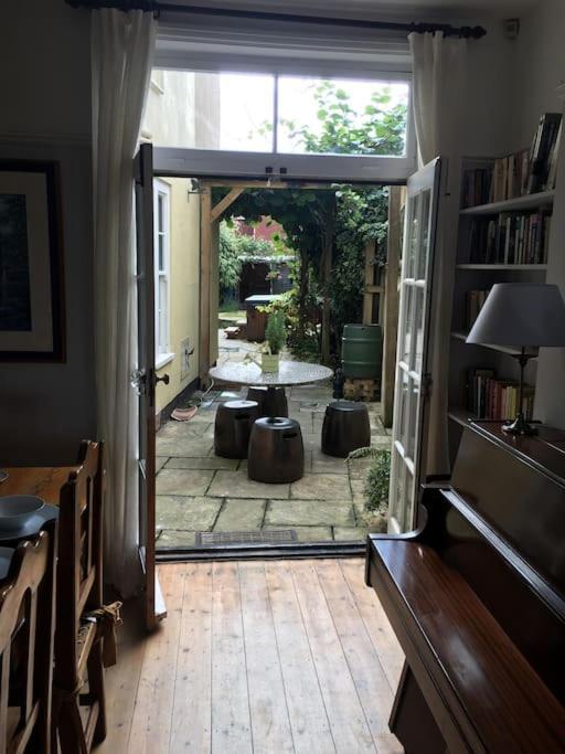 Large Character Home, Hot Tub, 5 Min Walk Hébergement de vacances *