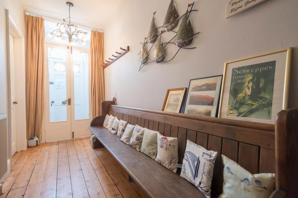 Large Character Home, Hot Tub, 5 Min Walk *