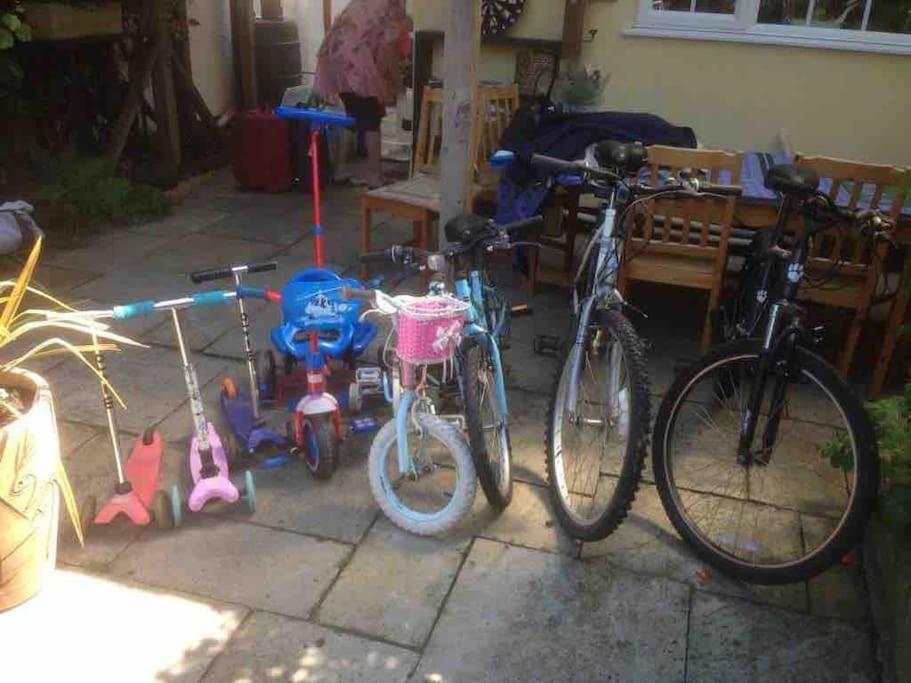 Large Character Home, Hot Tub, 5 Min Walk