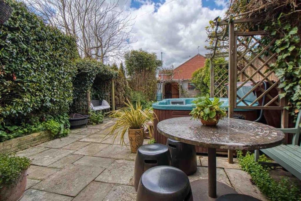 Large Character Home, Hot Tub, 5 Min Walk Hébergement de vacances