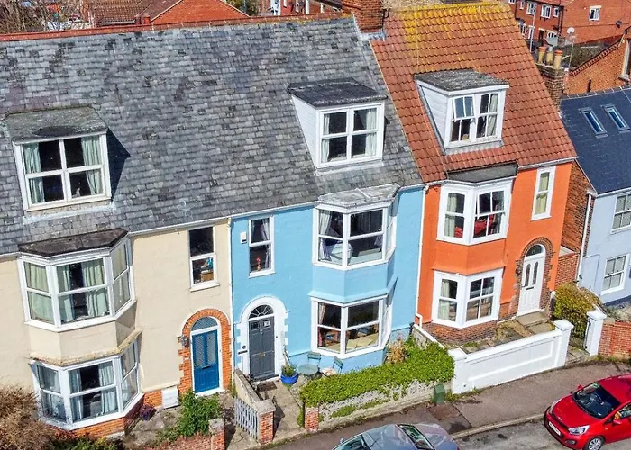 Large Character Home, Hot Tub, Beach 5 Min Walk