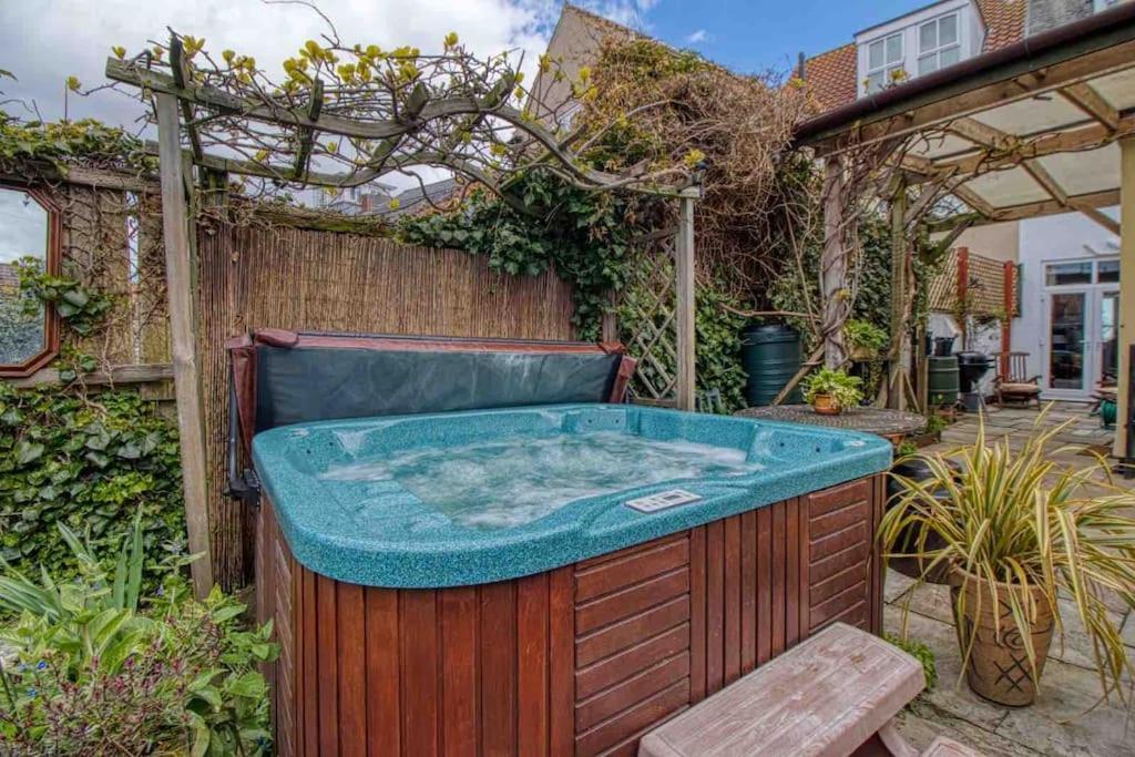 Large Character Home, Hot Tub, 5 Min Walk