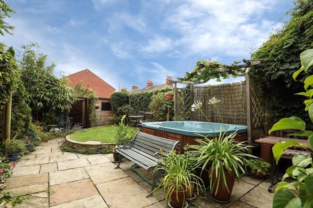 Holiday home Large Character Home, Hot Tub, 5 Min Walk *