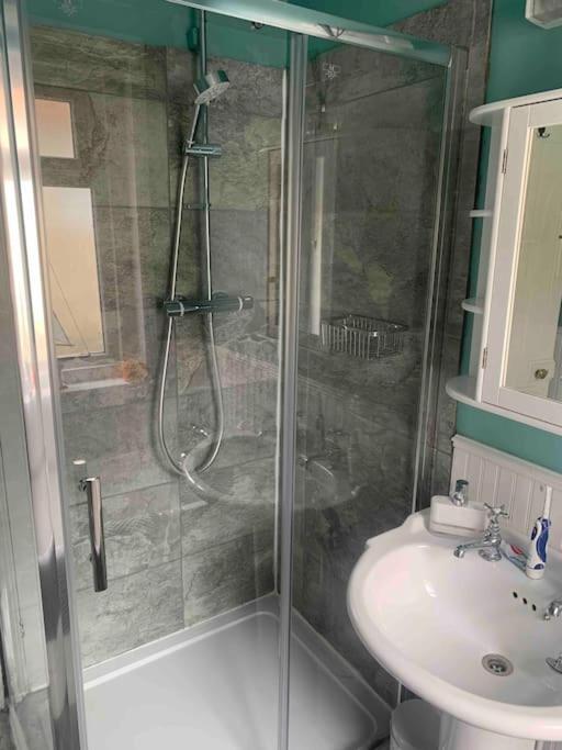 Large Character Home, Hot Tub, 5 Min Walk Holiday home *