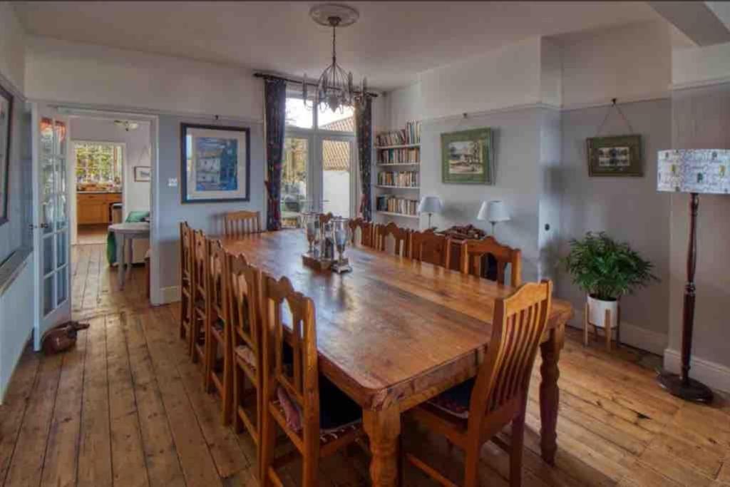 Large Character Home, Hot Tub, 5 Min Walk *
