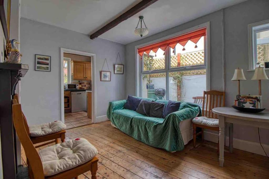 Large Character Home, Hot Tub, 5 Min Walk Holiday home