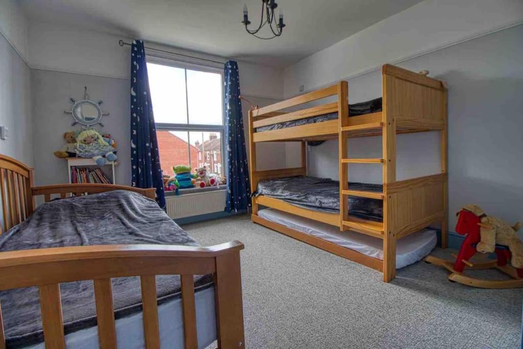 Large Character Home, Hot Tub, 5 Min Walk Holiday home *