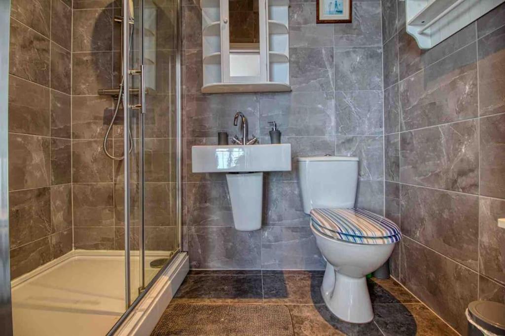 Large Character Home, Hot Tub, 5 Min Walk Holiday home *