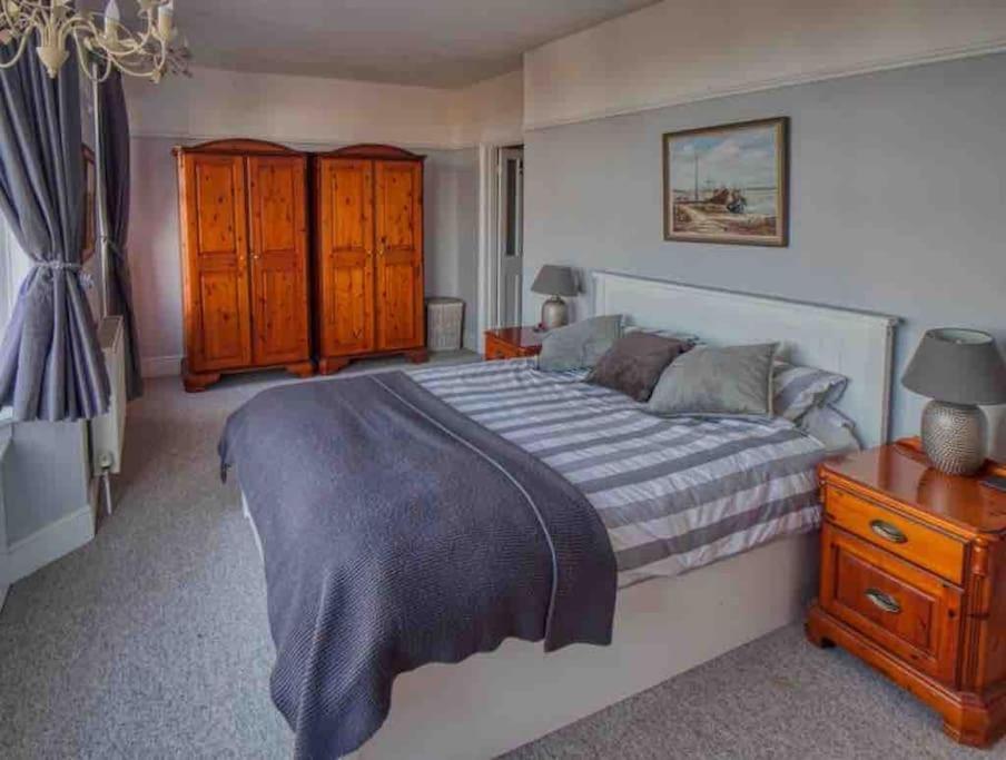Large Character Home, Hot Tub, 5 Min Walk *